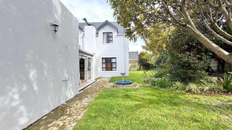 3 Bedroom Property for Sale in Heuningkloof Western Cape
